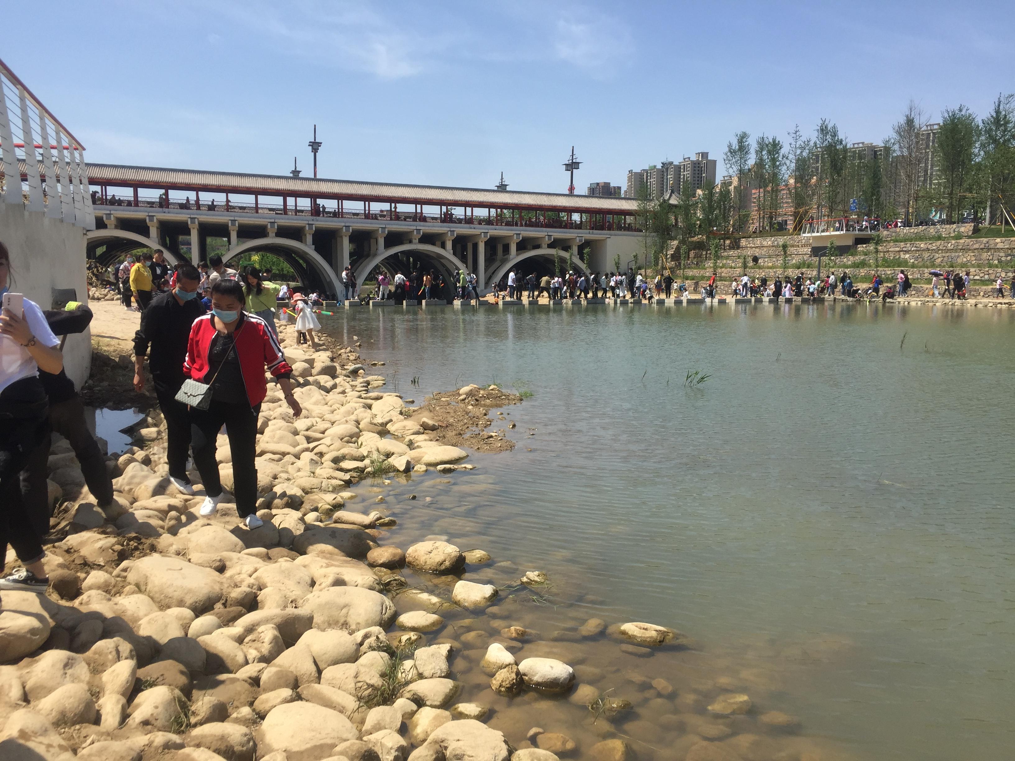 原始森林露营烧烤玩水之旅