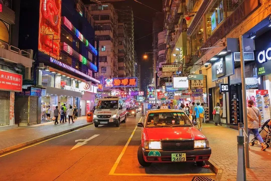 香港与上海，东西方的交汇点，繁华都市的对比与碰撞